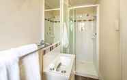 In-room Bathroom 6 Ingenia Holidays Nepean River