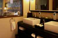 In-room Bathroom Cinta Grill & Inn