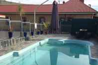 Swimming Pool Poets Recall Motel