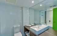 In-room Bathroom 4 Mackay Oceanside Central Hotel