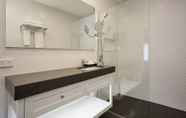 In-room Bathroom 4 CH Boutique Hotel, Ascend Hotel Collection