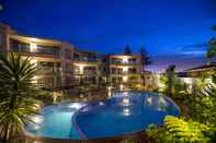 Kolam Renang The Reef Beachfront Apartments