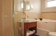 In-room Bathroom 6 City Corporate Motor Inn