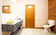 Phòng tắm bên trong 3 Golden River Motor Inn