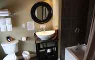 Toilet Kamar 6 The Duckworth Boutique Hotel