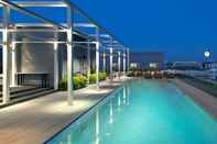 Swimming Pool Global Luxury Suites at Foggy Bottom