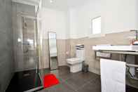 Toilet Kamar The Zentral Suites & Apartments