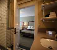 In-room Bathroom 4 Mammoth Hot Springs & Cabins - Inside the Park