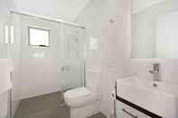 In-room Bathroom Cooroy Luxury Motel Apartments Noosa