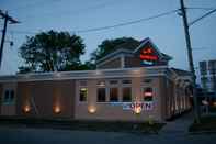 Exterior AAshram Hotel by Niagara River