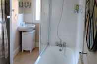 Toilet Kamar South View Guest House