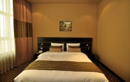 Phòng ngủ 2 Aldar Hotel