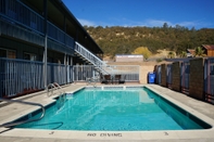 Swimming Pool Lake Point Lodge