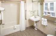 In-room Bathroom 7 Smart Suites, Ascend Hotel Collection