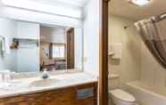 Toilet Kamar 5 Rodeway Inn