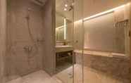 Toilet Kamar 5 Golden Lake Hotel