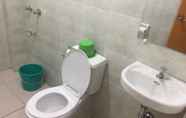 Toilet Kamar 3 White Beach Hotel Bar and Restaurant