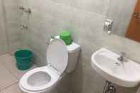 Toilet Kamar White Beach Hotel Bar and Restaurant