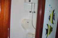 Toilet Kamar Maple Leaf Guest House