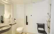 Toilet Kamar 3 First Inn Hotel Les Ulis