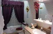 In-room Bathroom 2 Silvern Lake Trail Bed & Breakfast