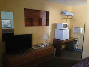 Bedroom 4 Jamestown Motel