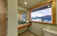 In-room Bathroom 6 West Coast Wilderness Lodge