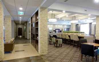 Lobi 4 Holiday Inn Express & Suites Oshawa Downtown - Toronto Area, an IHG Hotel