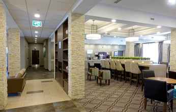 Lobby 4 Holiday Inn Express & Suites Oshawa Downtown - Toronto Area, an IHG Hotel