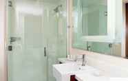 In-room Bathroom 7 SpringHill Suites by Marriott Kennewick Tri-Cities