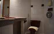 Phòng tắm bên trong 4 Karon Café Inn