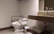 In-room Bathroom 7 Hampton by Hilton Yopal