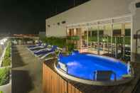 Swimming Pool Hampton by Hilton Yopal