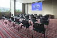 Functional Hall Hampton by Hilton Yopal