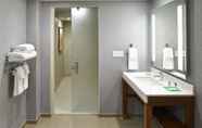 In-room Bathroom 7 Hyatt Place Lansing - East
