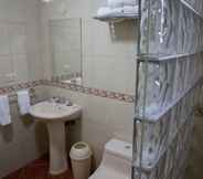 Toilet Kamar 4 El Faro Inn