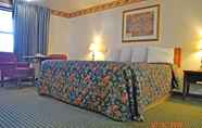 Bedroom 4 Travelodge by Wyndham Calhoun South I-75