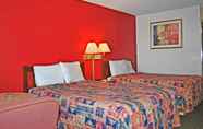 Bedroom 3 Travelodge by Wyndham Calhoun South I-75