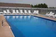 Swimming Pool Shining Waters Cottages