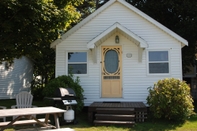 Exterior Shining Waters Cottages