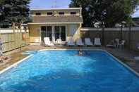 Swimming Pool Shining Waters Country Inn