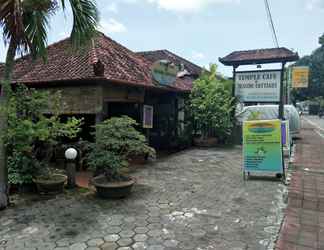 Luar Bangunan 2 Temple Cafe & Seaside Cottages