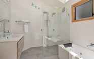 Toilet Kamar 4 Seven Mile Beach Holiday Park