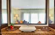 In-room Bathroom 2 Amun Ini Beach Resort & Spa