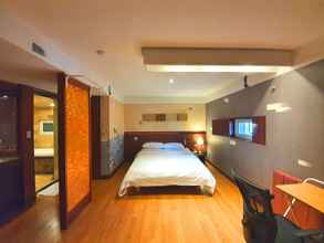 Bilik Tidur 4 Friendly DH Naissance Hotel by Mindrum Group