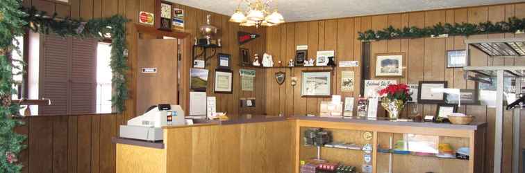 Lobby Colebrook C.C. & Motel