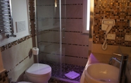 In-room Bathroom 3 Navona Elite