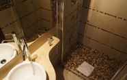 In-room Bathroom 5 Navona Elite