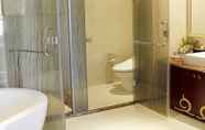 In-room Bathroom 7 Jinlong International Hotel