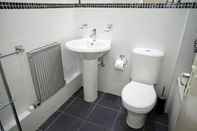 Toilet Kamar Victoria Centre Apartments & Annexe